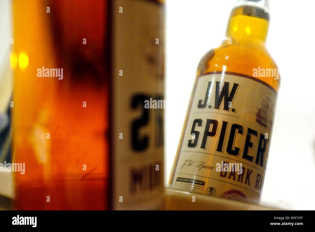 Eine Flasche JW Spicer dunkler Rum in einem Spiegel. Stockfoto