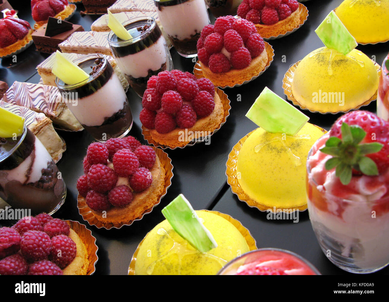 Verschiedenes Gebäck und Desserts in eine französische Bäckerei Stockfoto