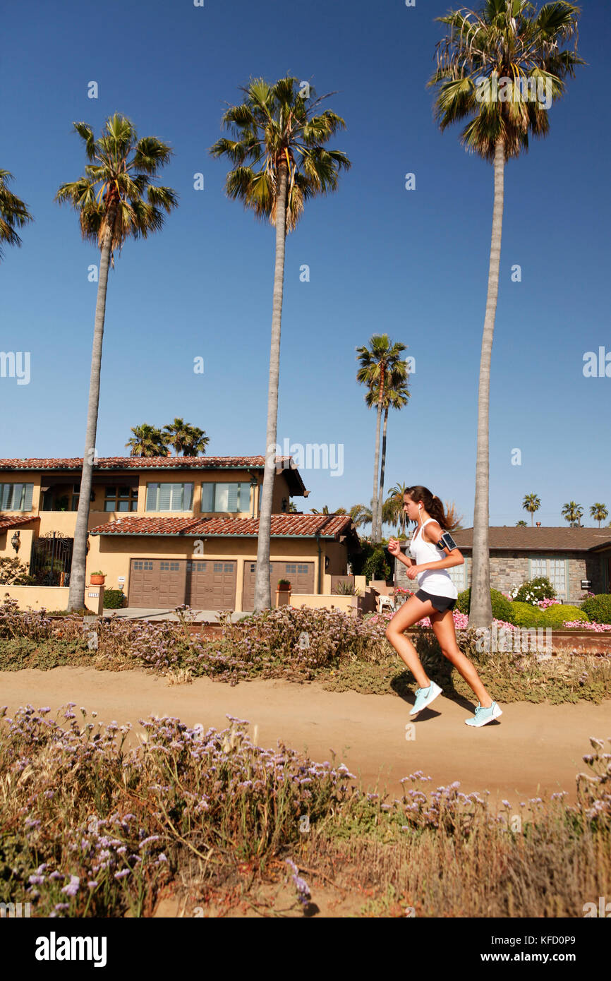 Usa, Kalifornien, San Diego, eine junge Frau joggt entlang einer schmutzigen Weg in der Nähe von Ocean Beach Stockfoto