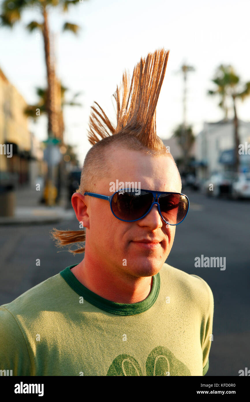 Usa, Kalifornien, San Diego, Mann, in der Nähe von Ocean Beach stoppt und lächelt Sporting eine große Mohawk Stockfoto