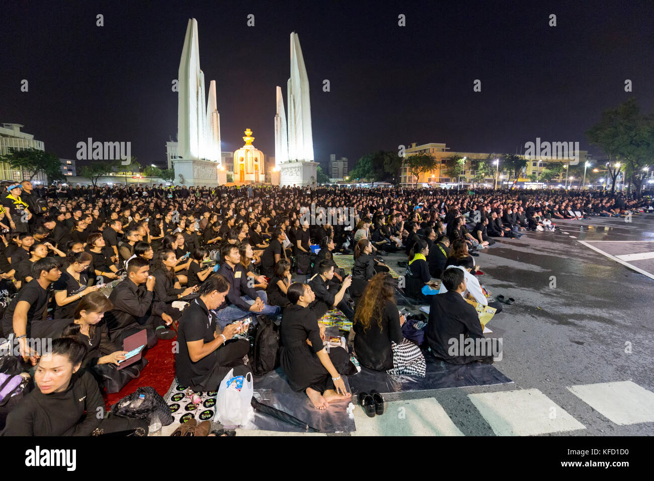 Bangkok, Thailand - 26. Oktober: Nicht identifizierte Personen sammeln für die Einäscherung von Rama IX in der Nacht auf ratchadamnoen Avenue neben Demokratie Denkmal in Stockfoto