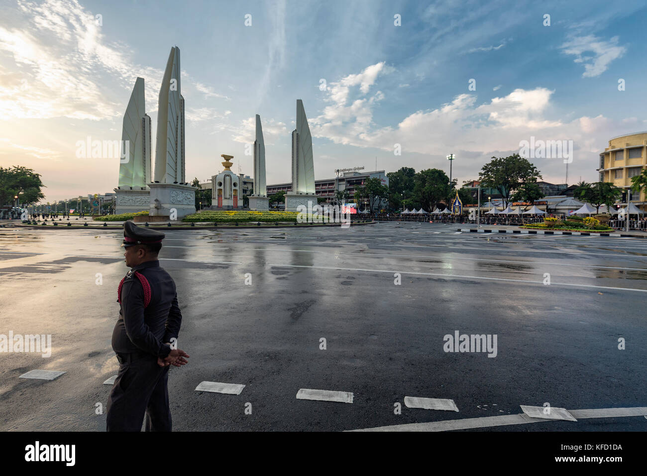 Bangkok, Thailand - 26. Oktober: Ein nicht identifizierter Polizisten wachen die Barriere neben Demokratie Denkmal für die Verbrennung der Rama 9 in Bangkok, thailan Stockfoto