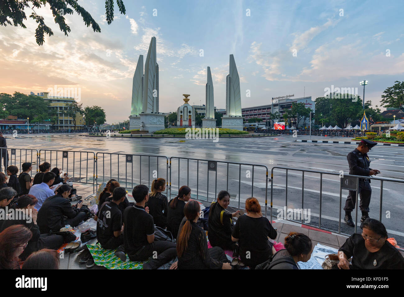 Bangkok, Thailand - 26. Oktober: Nicht identifizierte Personen sitzen neben Demokratie Denkmal am späten Nachmittag für die Verbrennung der Rama 9, der ehemalige König Stockfoto