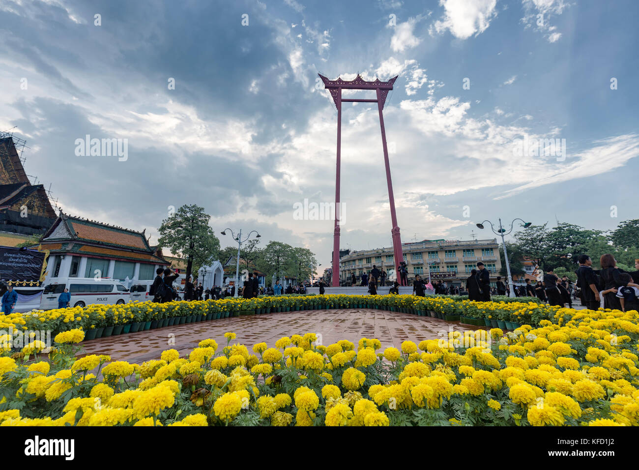 BANGKOK, THAILAND - 26. OKTOBER: Unbekannte versammeln sich zur Einäscherung von Rama IX., dem ehemaligen König an der riesigen Schaukel, umgeben von Ringelblumen Stockfoto