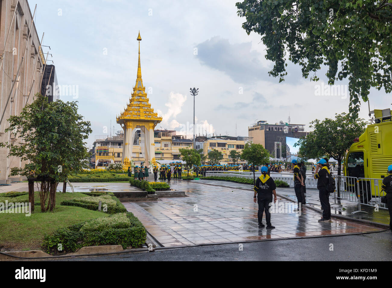BANGKOK, THAILAND - 26. OKTOBER: Unbekannte versammeln sich zur Einäscherung von Rama 9, dem ehemaligen König, in einer Nachbildung des Krematoriums neben der BMA Stockfoto