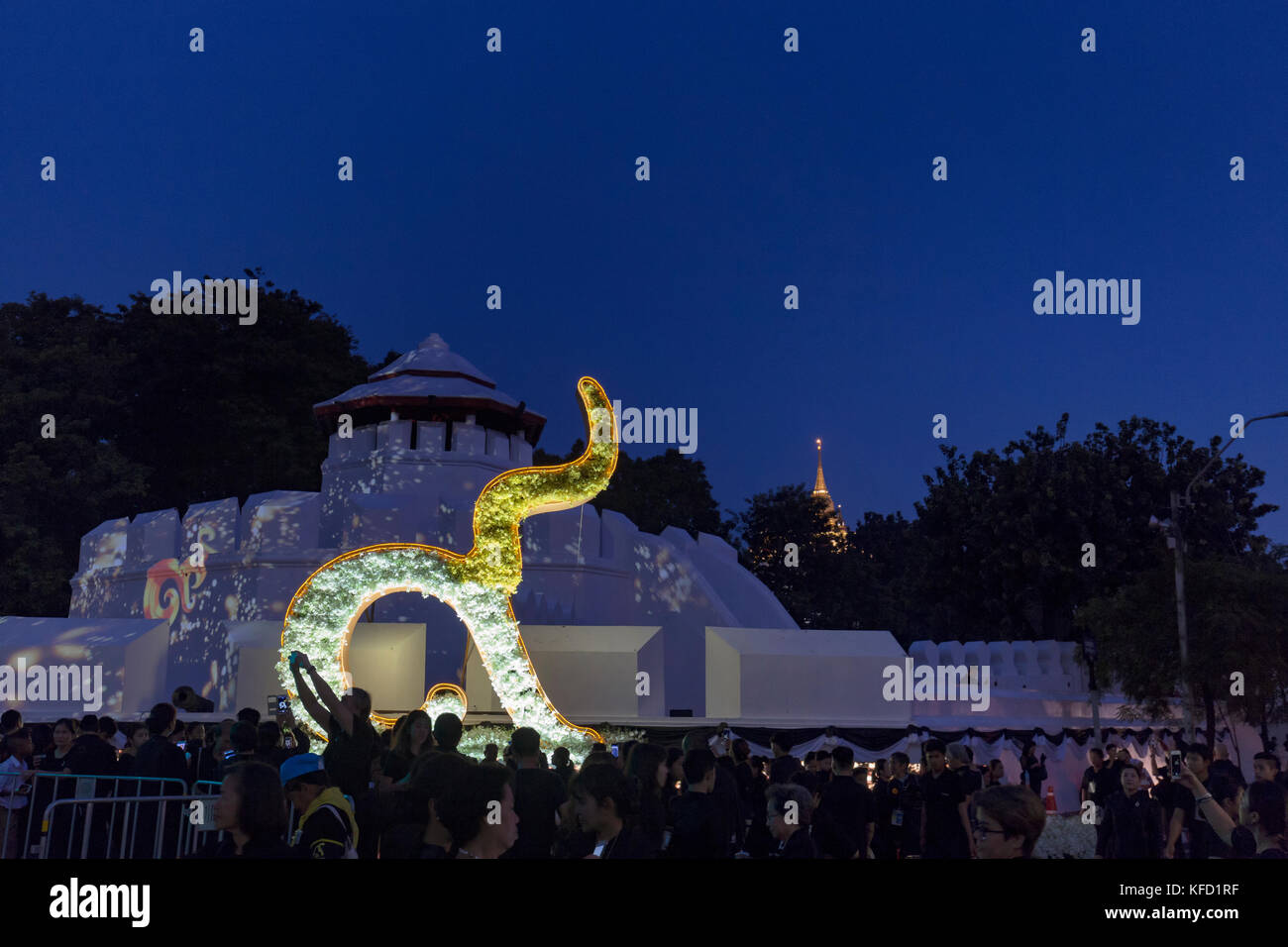 Bangkok, Thailand - 26. Oktober: Nicht identifizierte Trauernde in Schwarz zu Fuß in der Nähe von pom mahakan Für die Verbrennung der Rama 9, der ehemalige König in Bangkok, Thailand Stockfoto