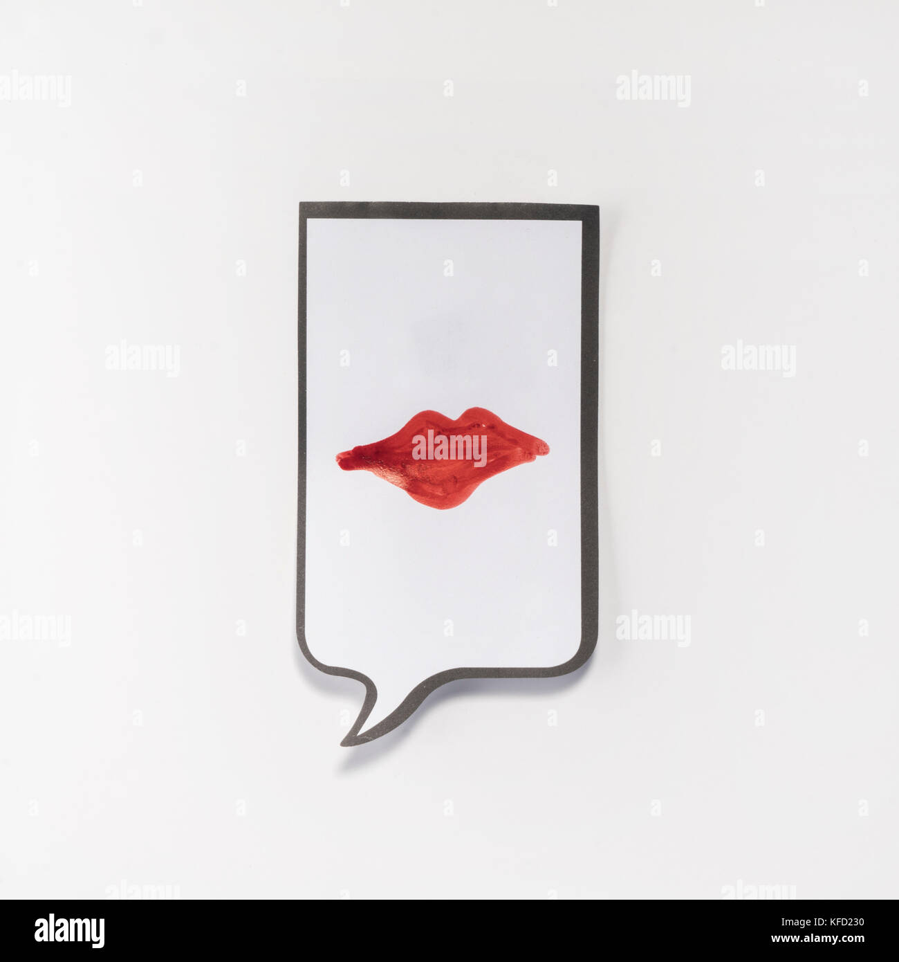 Eine weiße Memo Pad mit der Form eines Comics mit den roten Lippen Stockfoto