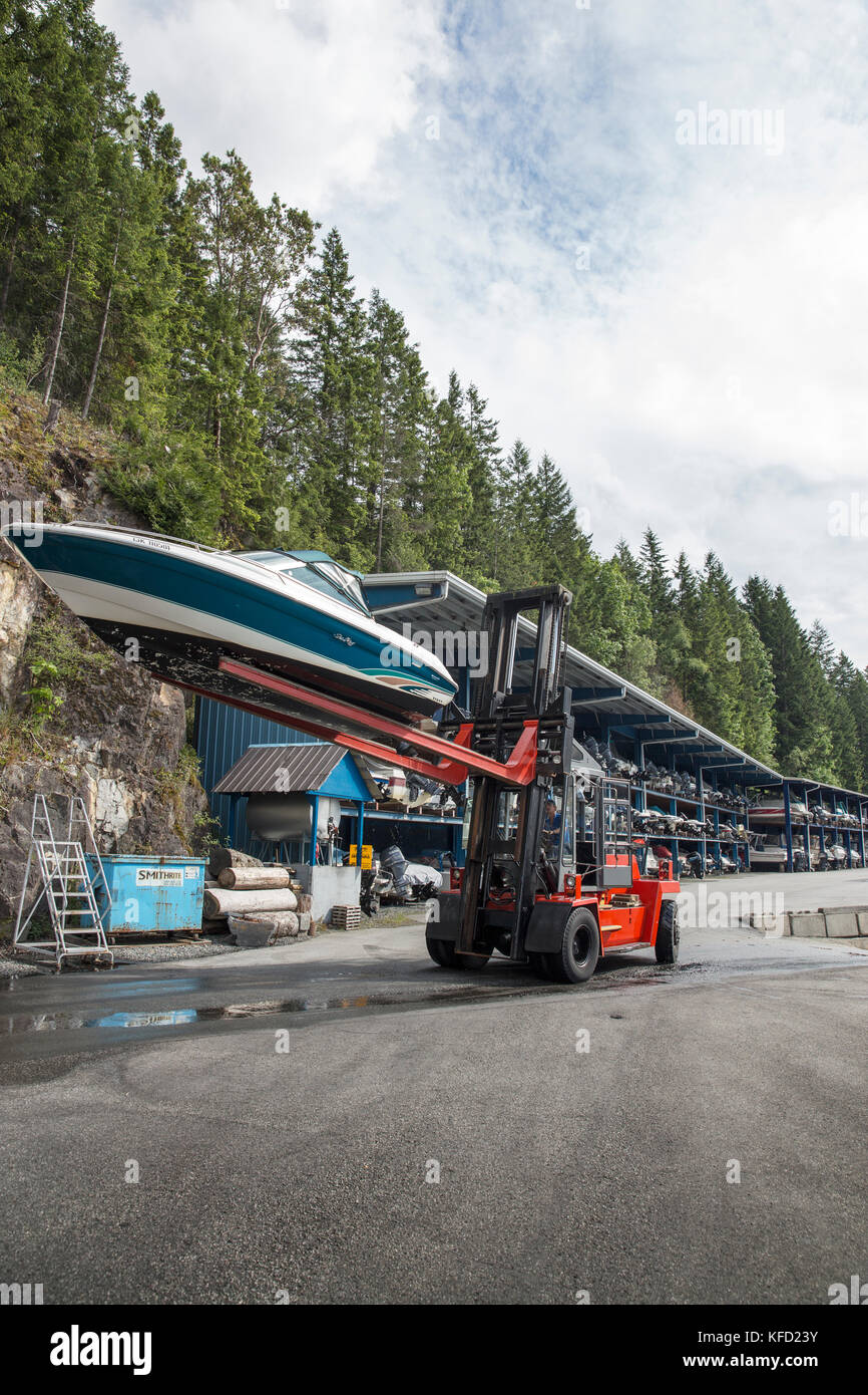 Kanada, Vancouver, British Columbia, ein Boot ist aus dem Wasser genommen, West Vancouver bei Lions Bay Stockfoto