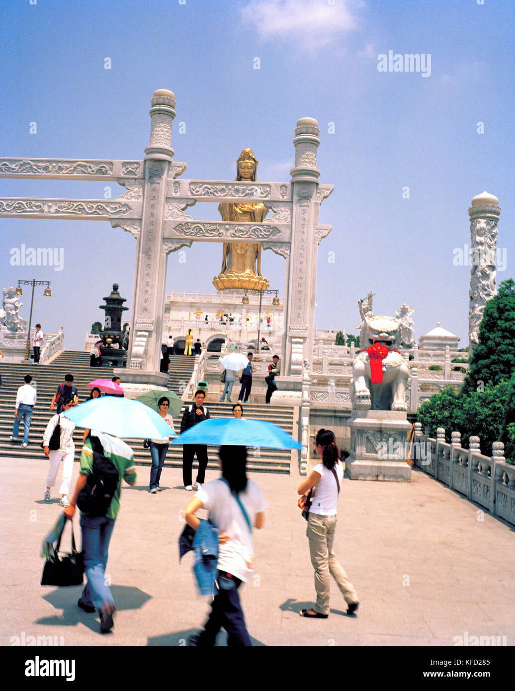 China, putou Shan, Menschen zu Fuß auf die Schritte der quanyin Tempel auf der Insel putou Shan Stockfoto
