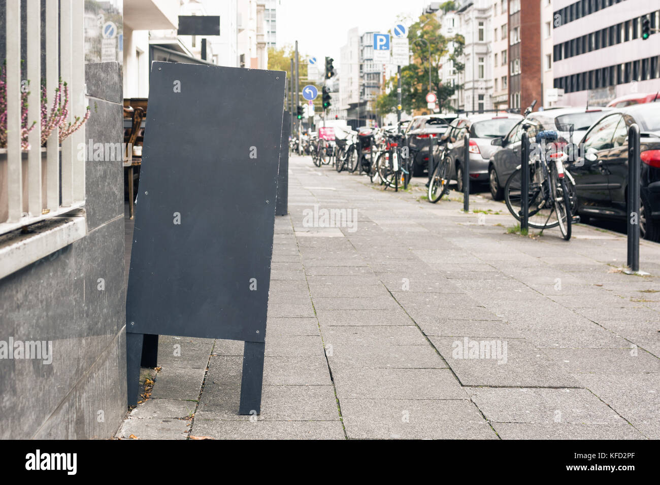 Leere Tafel auf der Straße vor einem Restaurant und Café Stockfoto