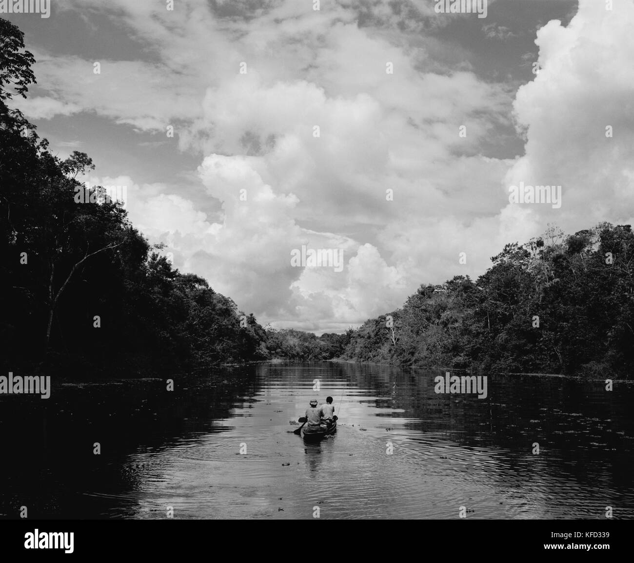 PERU, Regenwald des Amazonas, Südamerika, Lateinamerika, zwei Leute segeln Kanu in den Fluss Yanayacu Stockfoto