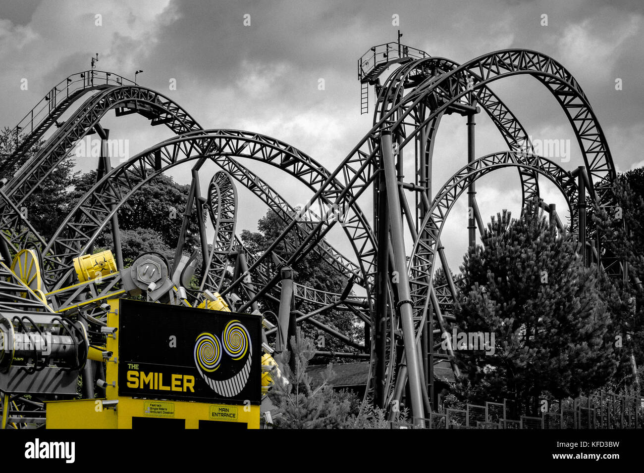 Der smiler in Alton Towers, hergestellt von Gerstlauer, Foto in Schwarz und Weiß, die smiler ist eine Stahlachterbahn, die im Jahr 2013 eröffnete, Weltrekord, Stockfoto