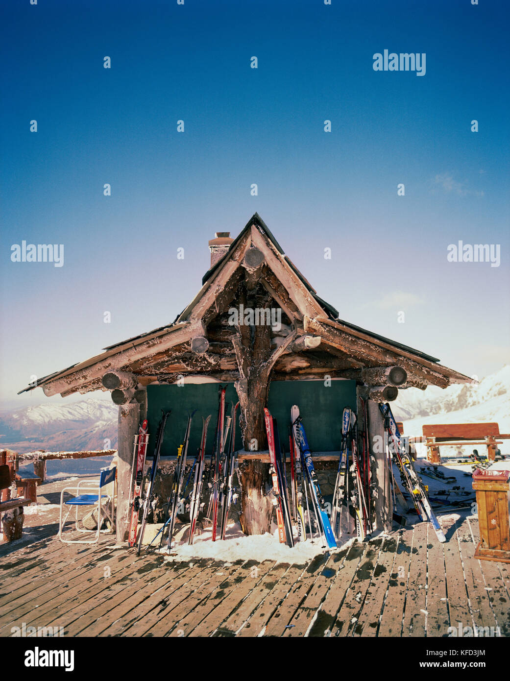 Argentinien, Bariloche, Cerro Kathedrale, ihre Skiausrüstung durch Ski Resort arrangiert Stockfoto