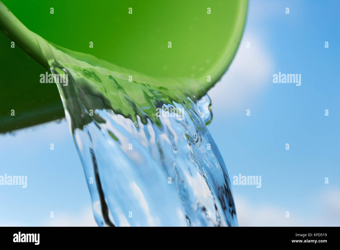 Grüne Schaufel und mit Wasser übergossen. Stockfoto