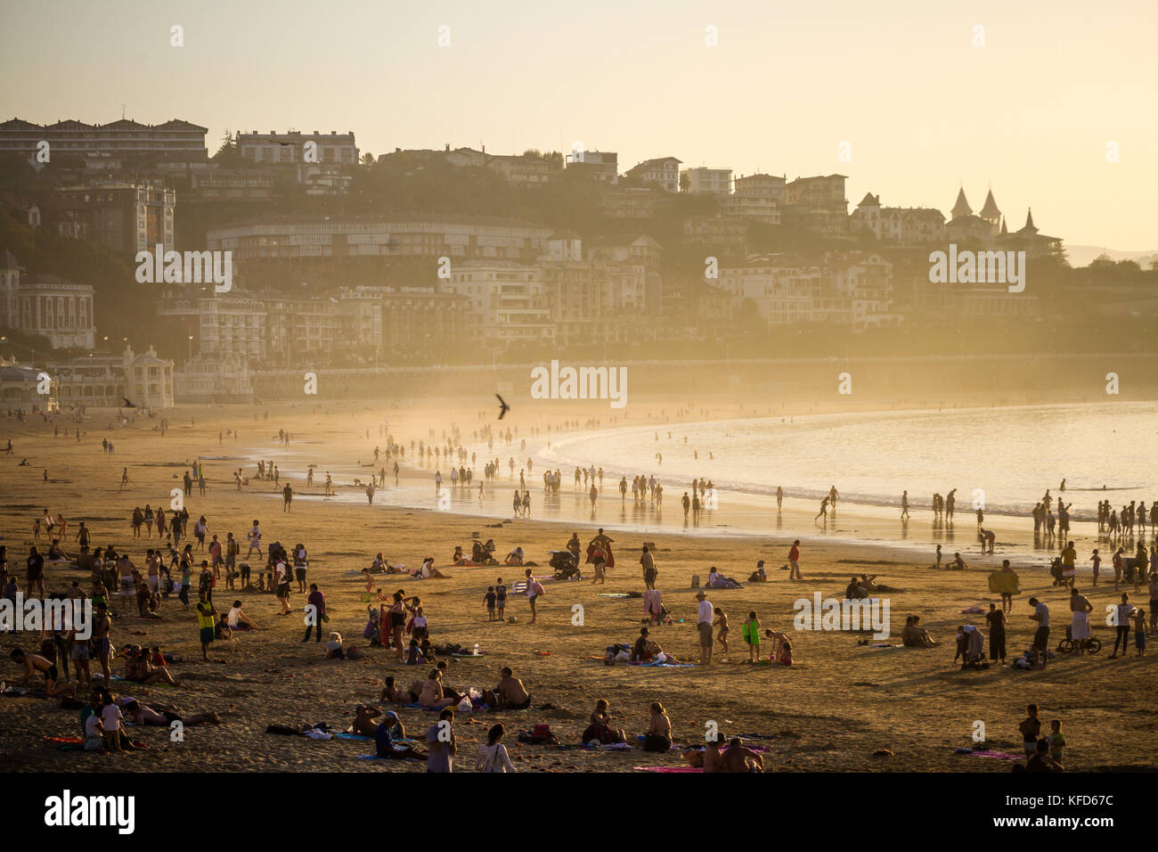 Menschen am Concha Strand am späten Nachmittag Sonnenschein an einem warmen Oktober Tag, San Sebastian, Baskenland, Spanien. Stockfoto