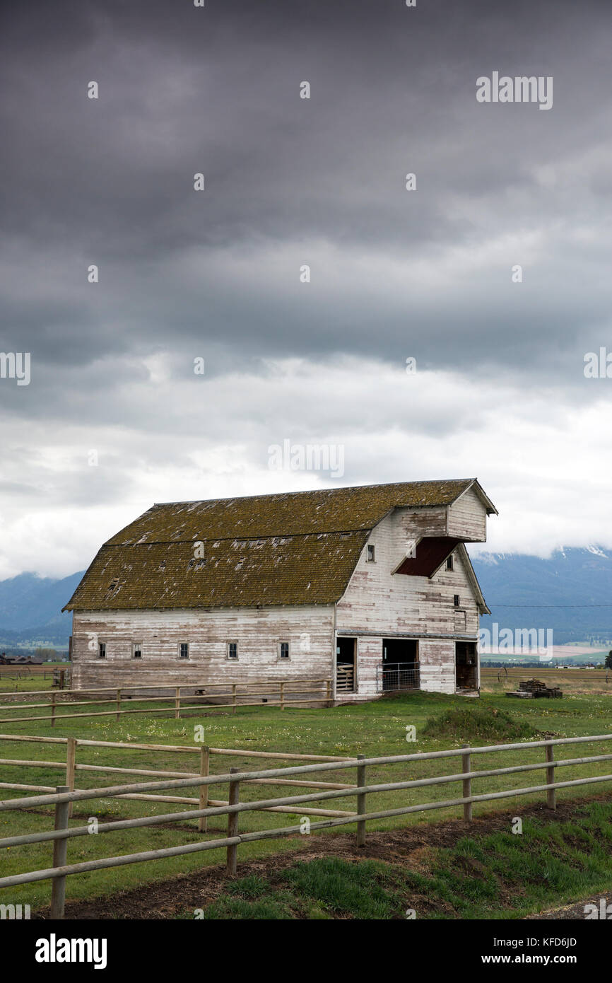 Usa, Oregon, Joseph, einer alten Scheune an der Straße, führt zu der Zumwalt Prairie in Nordostoregon bewahren und schaut in den Eagle cap wilderne Stockfoto