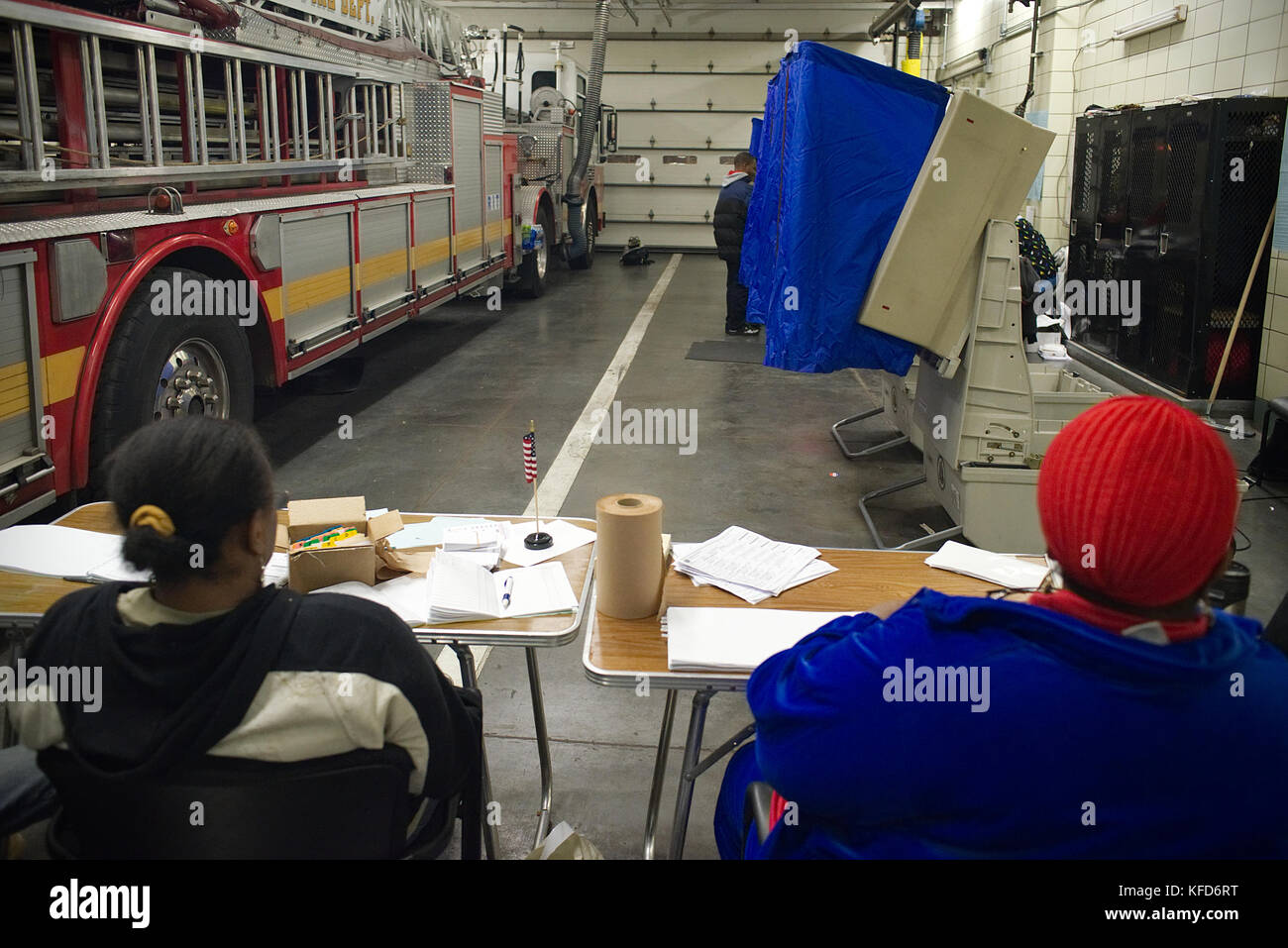 Elektronische Abstimmung Maschinen stehen neben einem Löschfahrzeug der Philadelphia Feuerwehr, am Tag der Wahl in Philadelphia, PA poling Station. Stockfoto