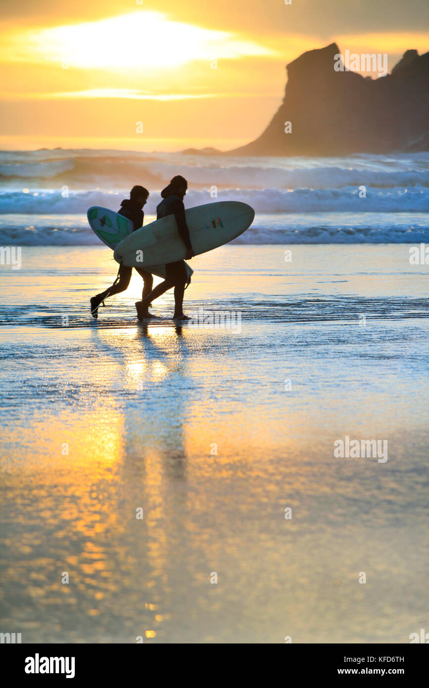 Usa, Oregon, Oswald west State Park, Surfer am Strand entlang laufen und sich in das Wasser am Oswald State Park, südlich von Cannon Beach Stockfoto