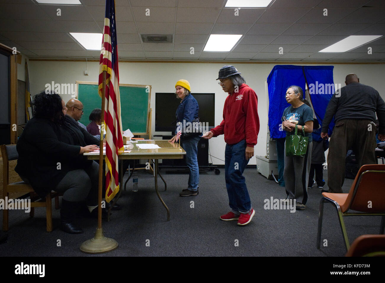 Amerikanische Bürger warf die Stimmzettel im Wahllokal am Wahltag, in Philadelphia, PA. Stockfoto