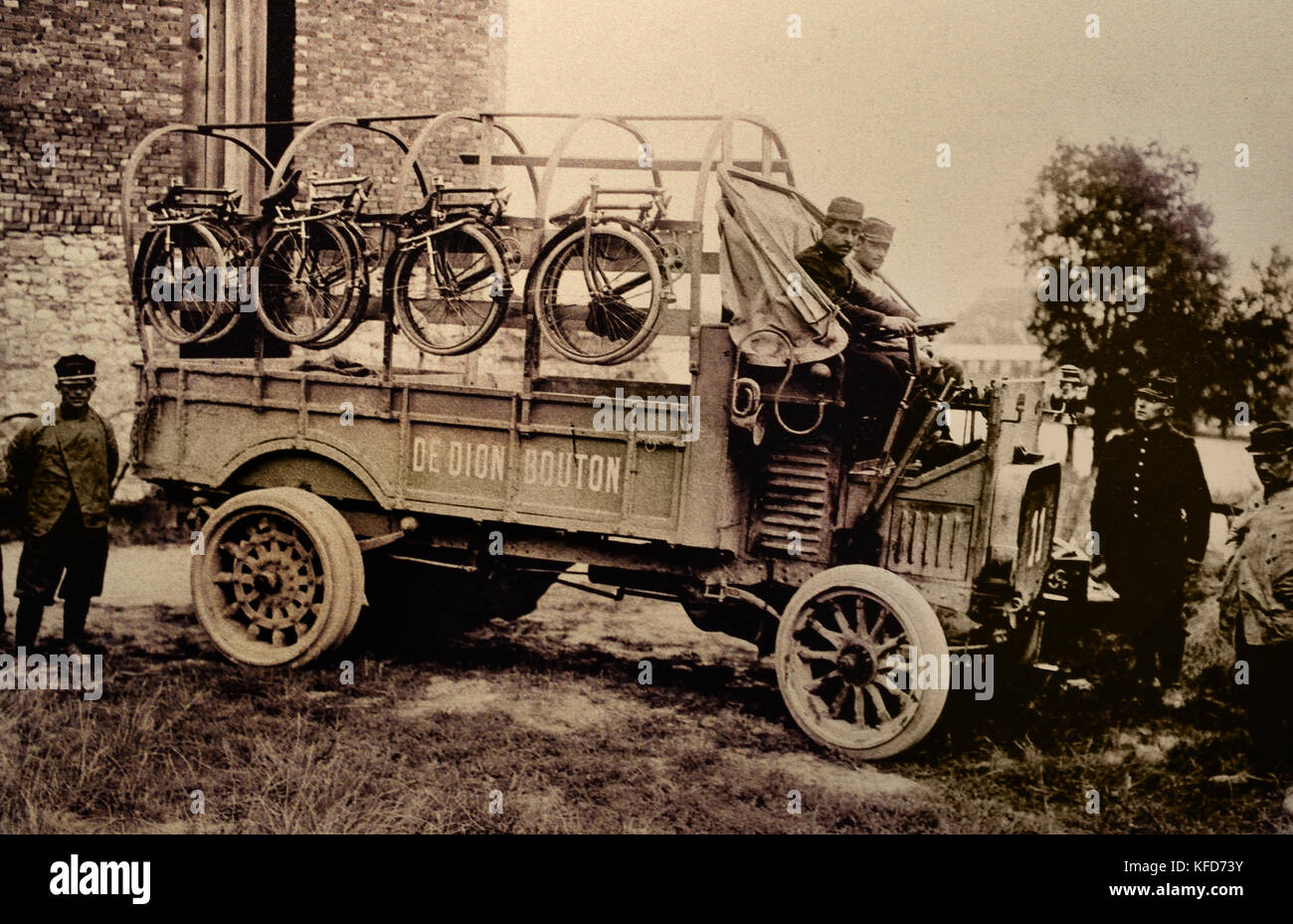 Cycle Company, Manöver der Loire. Ein Fahrzeug mit klappbaren Fahrräder (brevet Captain Girard) September 1908. der Erste Weltkrieg - der Erste Weltkrieg ist der Große Krieg, den 28. Juli 1914 bis 11. November 1918. Stockfoto