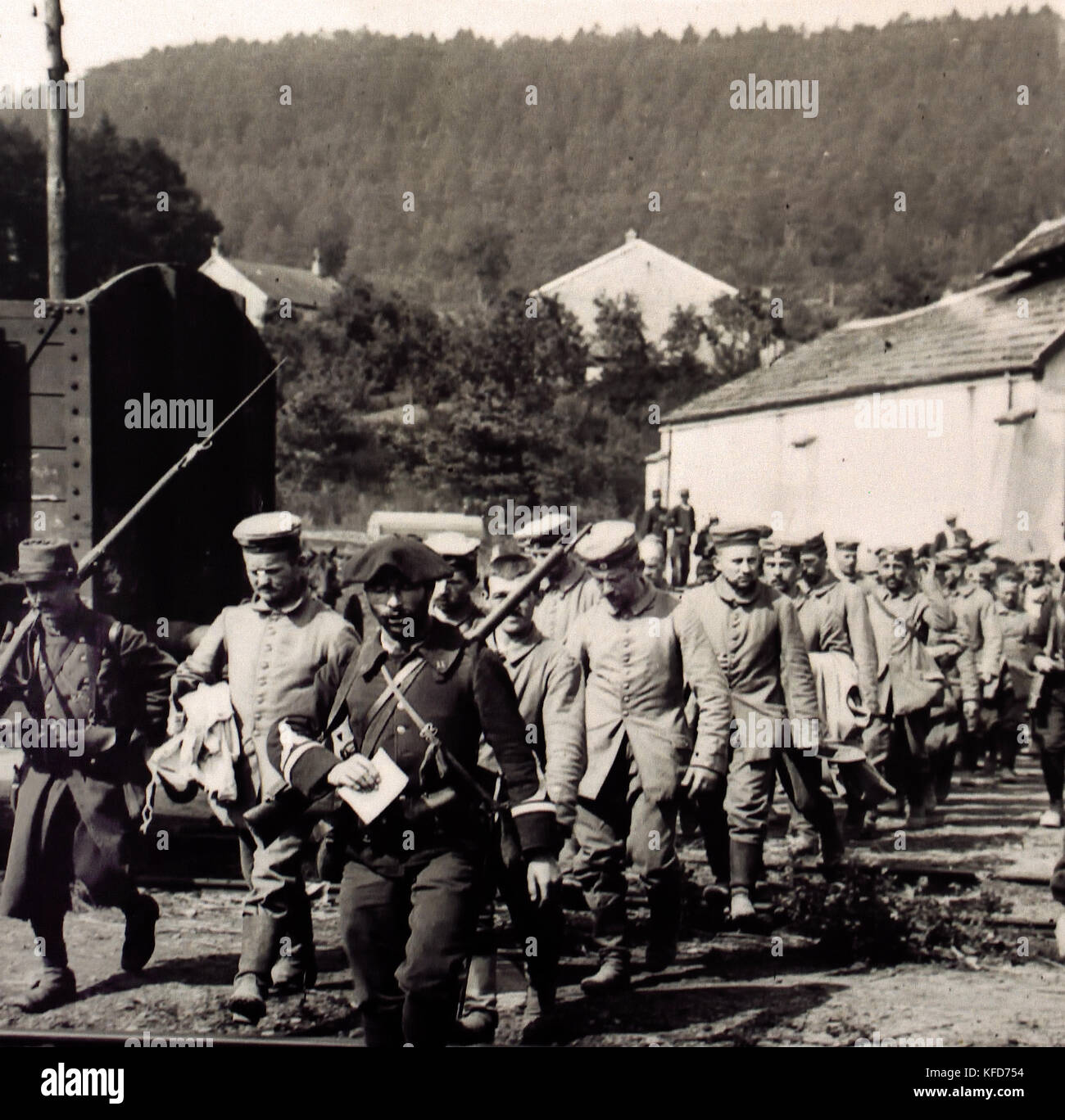 Abfrage von deutschen Gefangenen auf der Rückseite Vorderseite, im Elsass, oder in den Vogesen, Oktober 1914 der Erste Weltkrieg - der Erste Weltkrieg ist der Große Krieg, den 28. Juli 1914 bis 11. November 1918. Stockfoto