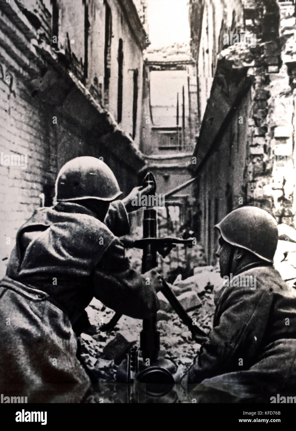 Kämpfe in den Straßen von Stalingrad eine sowjetische Mörtel in Aktion Weltkrieg (die Schlacht von Stalingrad 1942-1943 war eine große Schlacht des Zweiten Weltkriegs, in denen das nationalsozialistische Deutschland und seine Verbündeten der Sowjetunion für die Kontrolle über die Stadt von Stalingrad gekämpft) Stockfoto