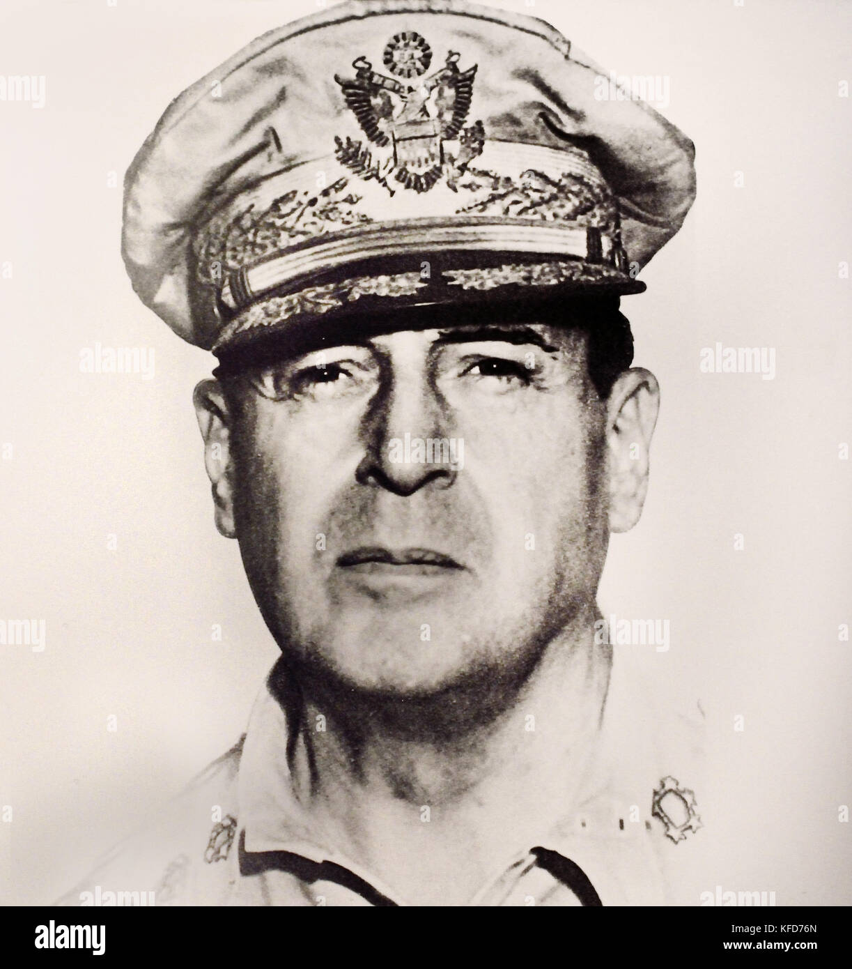 US-General Douglas MacArthur Weltkrieg II (Douglas MacArthur 1880 - 1964 war eine amerikanische 5-Sterne General und Feldmarschall der philippinischen Armee. Er war Chef des Stabes der United States Army während der 1930er und spielte eine bedeutende Rolle im Pazifik während des Zweiten Weltkrieges. ) Stockfoto