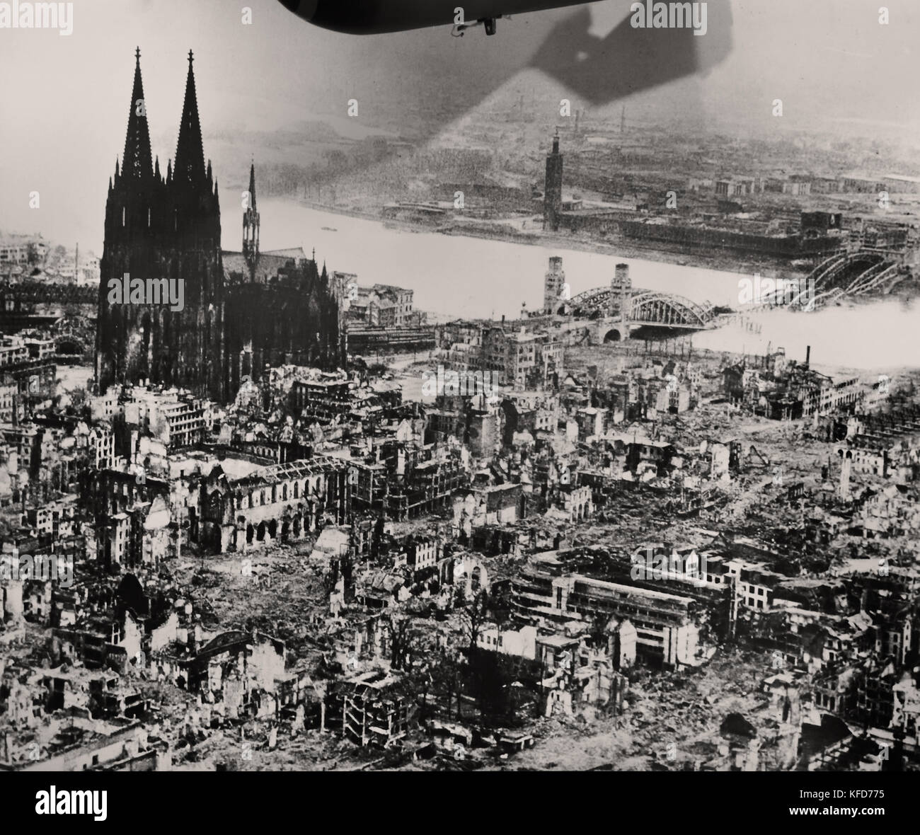 Der Kölner Dom steht inmitten der Ruinen der Stadt nach der alliierten Bombenangriffe, 1944. Weltkrieg II. Stockfoto