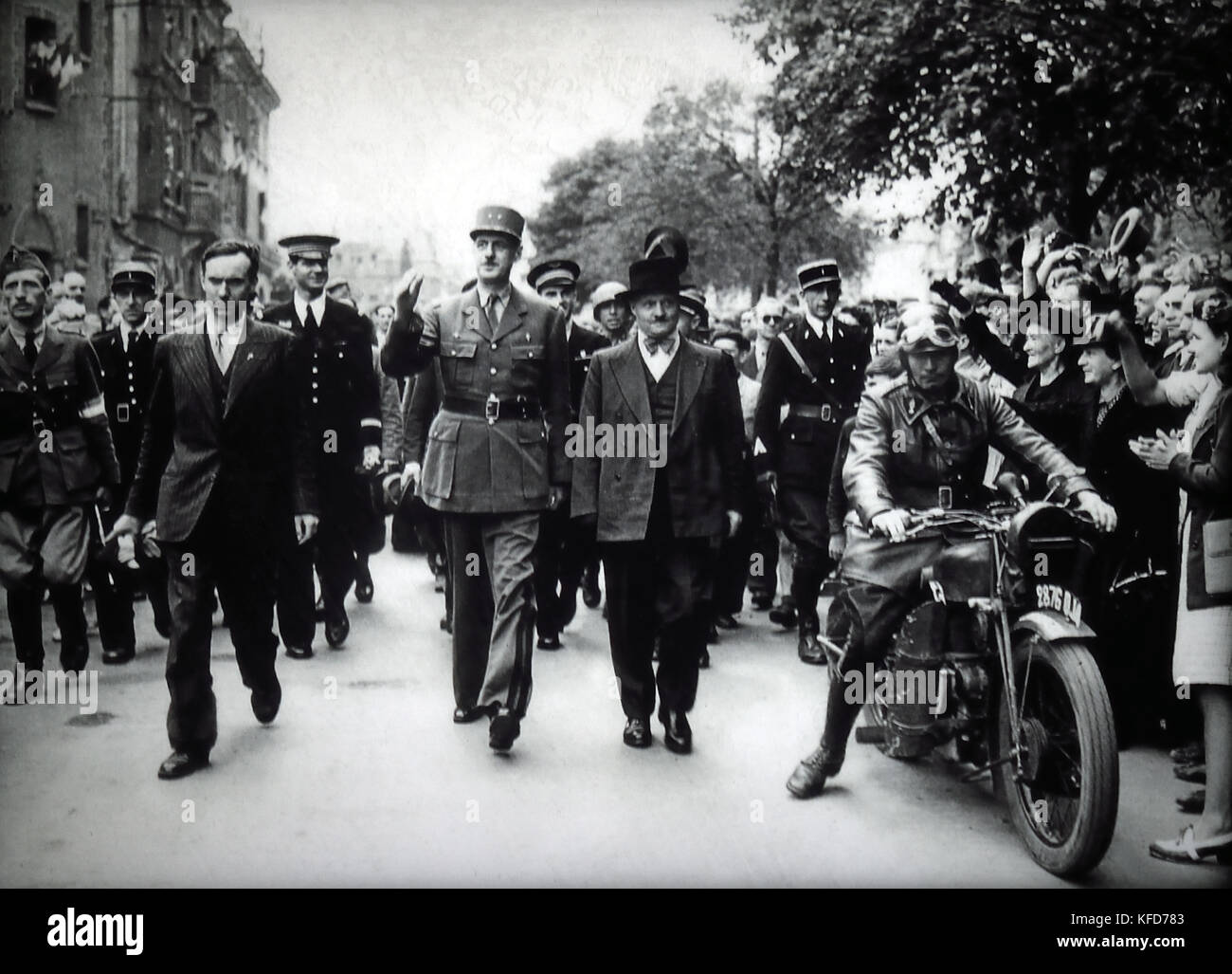 Chartes 24 August 1944 Charles de Gaulle (Charles André Joseph Marie de Gaulle) 1890-1970 der französische General - Staatsmann. Der Führer des Freien Frankreich 1940 - 44 und der Provisorischen Regierung der Französischen Republik 1944 - 46. Weltkrieg II. (Die Befreiung von Paris - bekannt als die Schlacht um Paris - Französisch 19 August 1944 German Garrison die französische Hauptstadt am 25. August 1944 ergeben. ) Stockfoto