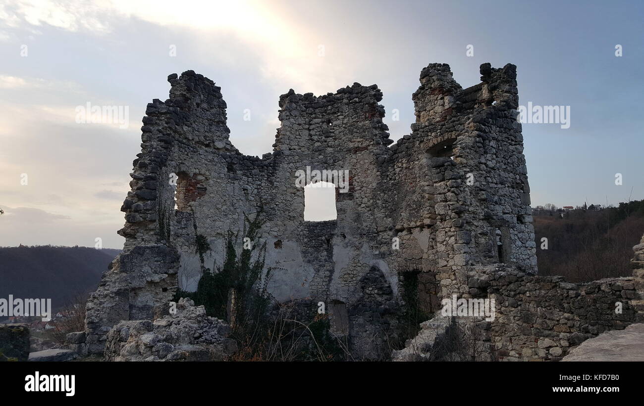 Alte Burg Stein Turm Ruinen der alten Stadt, Samobor, Kroatien umgeben von dichtem Wald und Pflanzen überwachsen Stockfoto