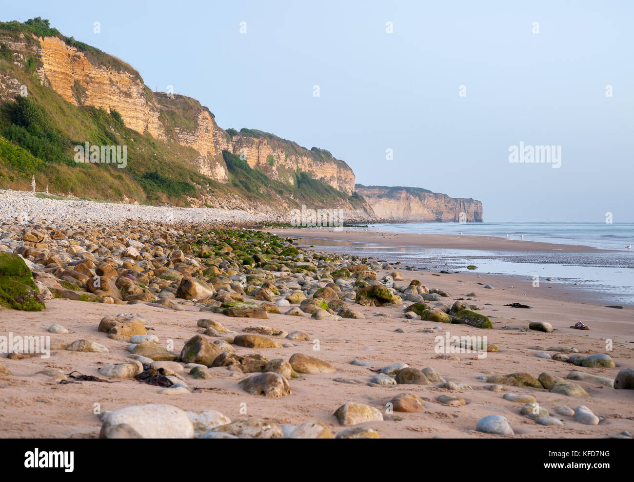 Klippen auf Omaha Beach in der Nähe von Vierville-sur-Mer (Normandie, Frankreich) an einem Sommermorgen Stockfoto