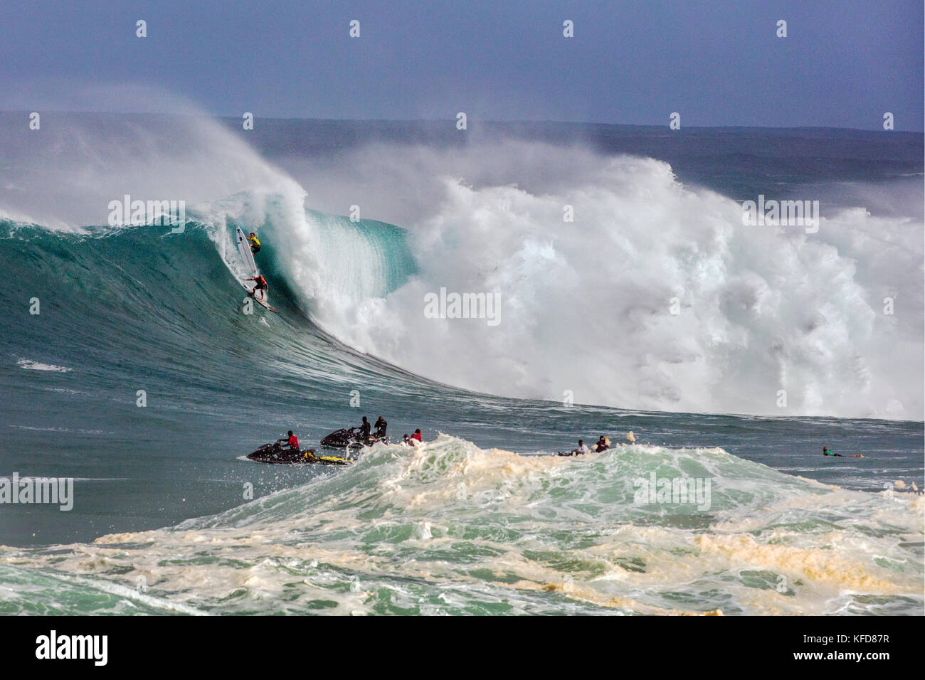 HAWAII, Oahu, North Shore, Eddie Aikau, 2016, Surfer in der Eddie Aikau 2016 Big Wave surfen Wettbewerb konkurrieren, Waimea Bay Stockfoto