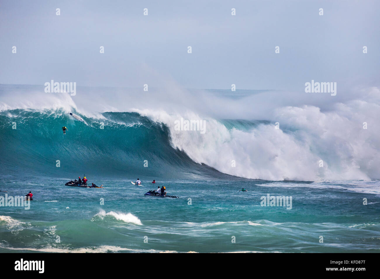 HAWAII, Oahu, North Shore, Eddie Aikau, 2016, Surfer in der Eddie Aikau 2016 Big Wave surfen Wettbewerb konkurrieren, Waimea Bay Stockfoto