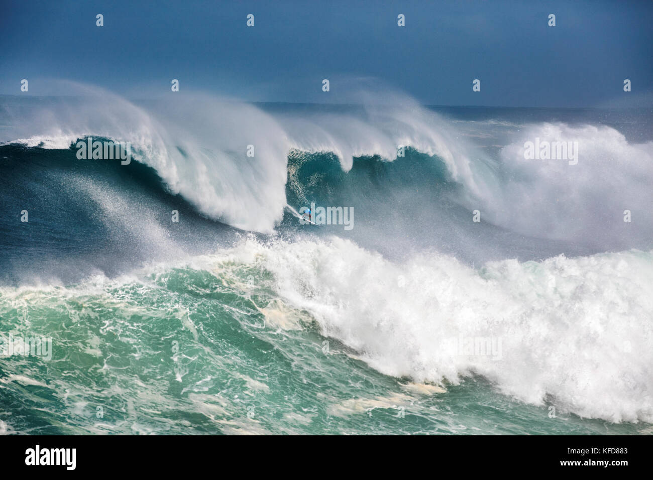 HAWAII, Oahu, North Shore, Eddie Aikau, 2016, Surfer in der Eddie Aikau 2016 Big Wave surfen Wettbewerb konkurrieren, Waimea Bay Stockfoto