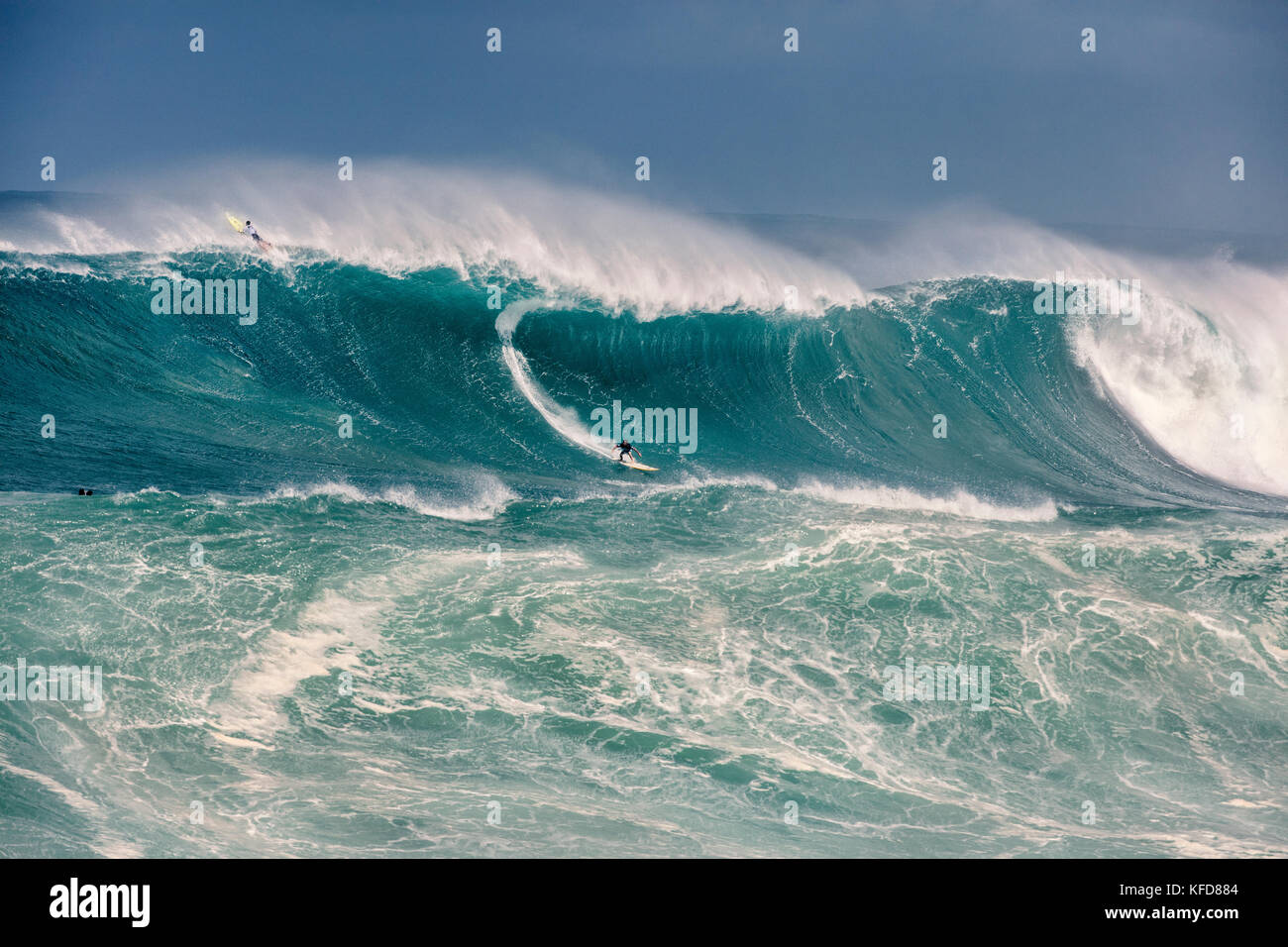 HAWAII, Oahu, North Shore, Eddie Aikau, 2016, Surfer in der Eddie Aikau 2016 Big Wave surfen Wettbewerb konkurrieren, Waimea Bay Stockfoto