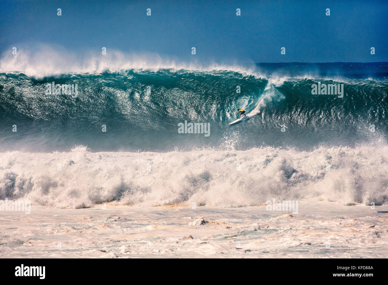 HAWAII, Oahu, North Shore, Eddie Aikau, 2016, Surfer in der Eddie Aikau 2016 Big Wave surfen Wettbewerb konkurrieren, Waimea Bay Stockfoto