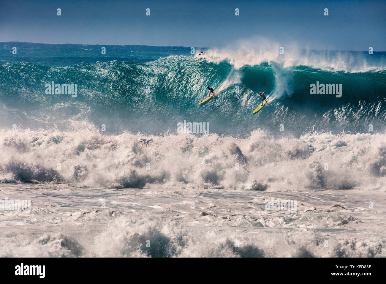 HAWAII, Oahu, North Shore, Eddie Aikau, 2016, Surfer in der Eddie Aikau 2016 Big Wave surfen Wettbewerb konkurrieren, Waimea Bay Stockfoto