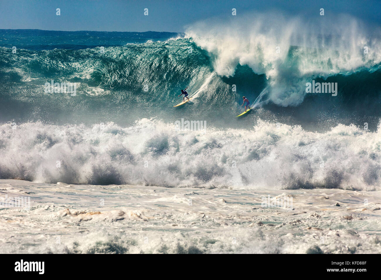 HAWAII, Oahu, North Shore, Eddie Aikau, 2016, Surfer in der Eddie Aikau 2016 Big Wave surfen Wettbewerb konkurrieren, Waimea Bay Stockfoto