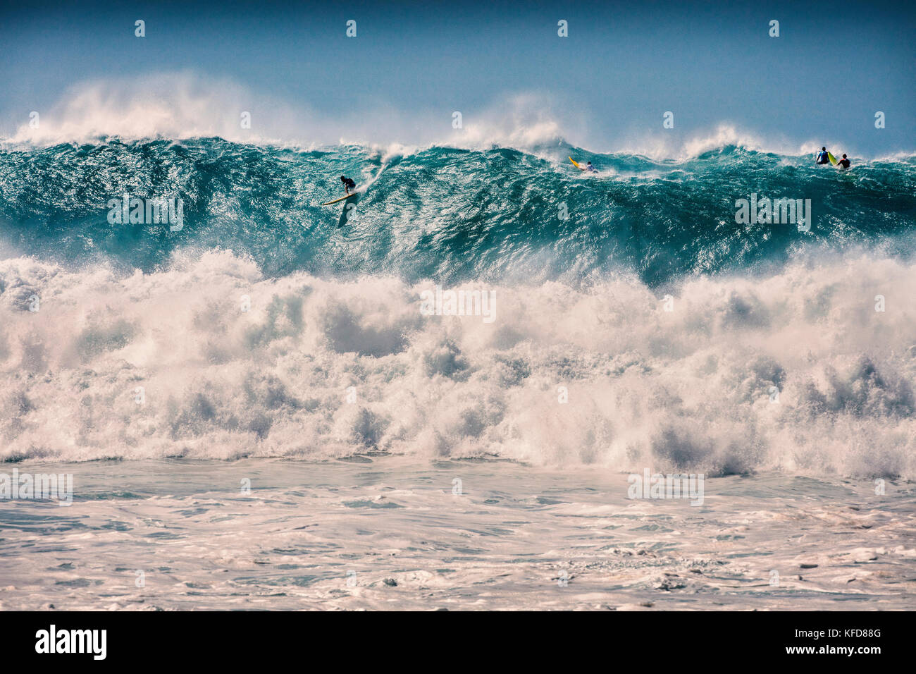 HAWAII, Oahu, North Shore, Eddie Aikau, 2016, Surfer in der Eddie Aikau 2016 Big Wave surfen Wettbewerb konkurrieren, Waimea Bay Stockfoto