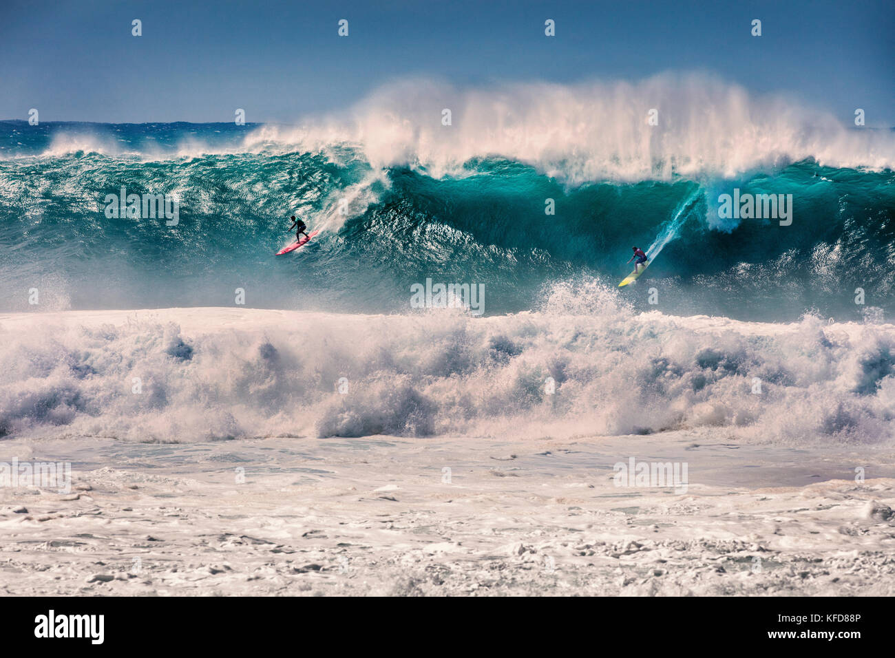 HAWAII, Oahu, North Shore, Eddie Aikau, 2016, Surfer in der Eddie Aikau 2016 Big Wave surfen Wettbewerb konkurrieren, Waimea Bay Stockfoto