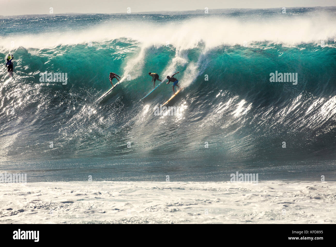 HAWAII, Oahu, North Shore, Eddie Aikau, 2016, Surfer in der Eddie Aikau 2016 Big Wave surfen Wettbewerb konkurrieren, Waimea Bay Stockfoto