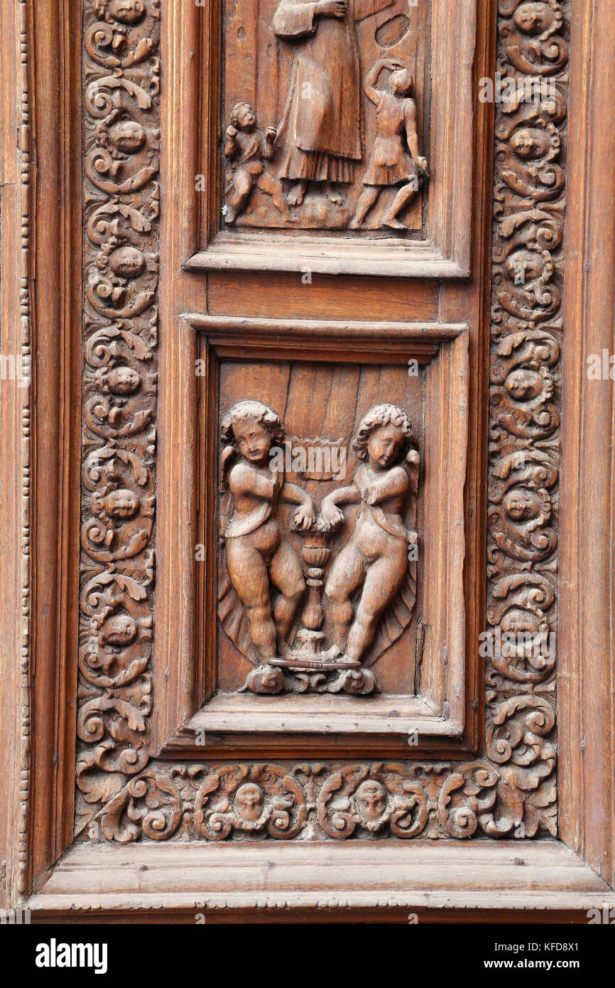SPELLO, ITALIEN - 29. JUNI 2017: Das Tor der Kathedrale von Spello Santa Maria Maggiore - Detail, Umbrien Stockfoto