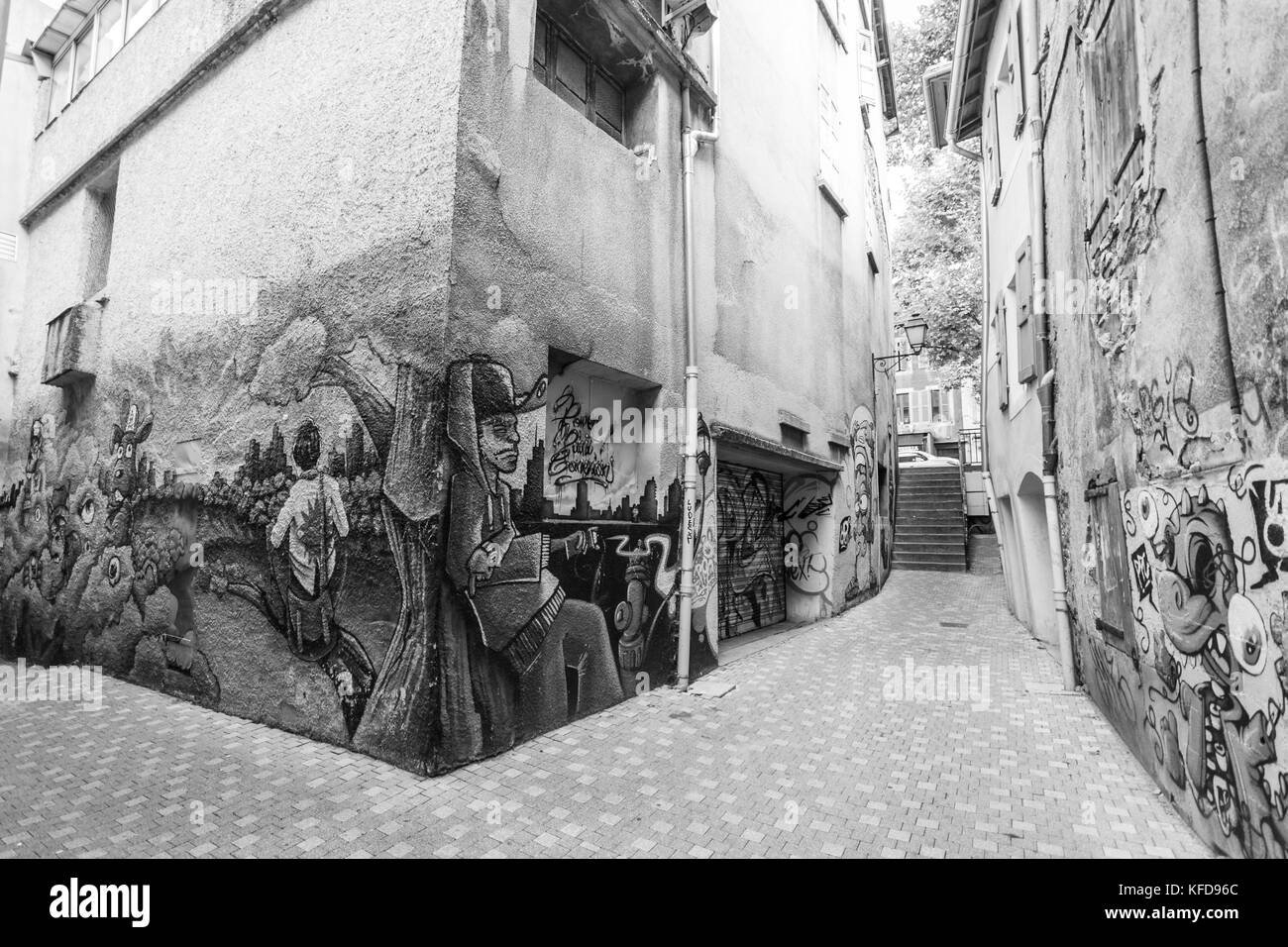 Gap, Frankreich. 2017. street Graffiti Verschmelzung mit provenzalische Architektur Stockfoto