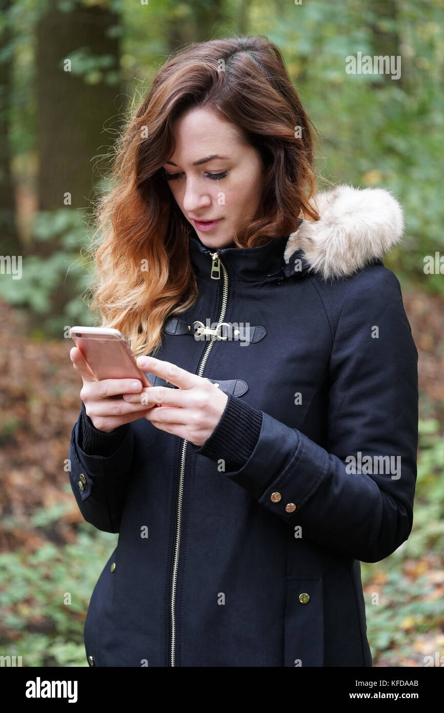 Junge Frau mit Mobile Smartphone im Freien Stockfoto