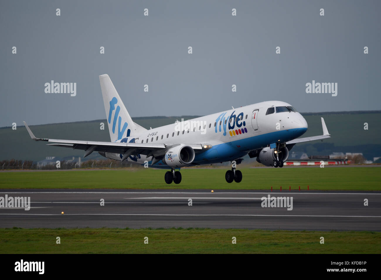 Flybe Embraer ERJ170 200 Jet Flugzeug G-FBJD landet am Cornwall Airport Newquay Stockfoto