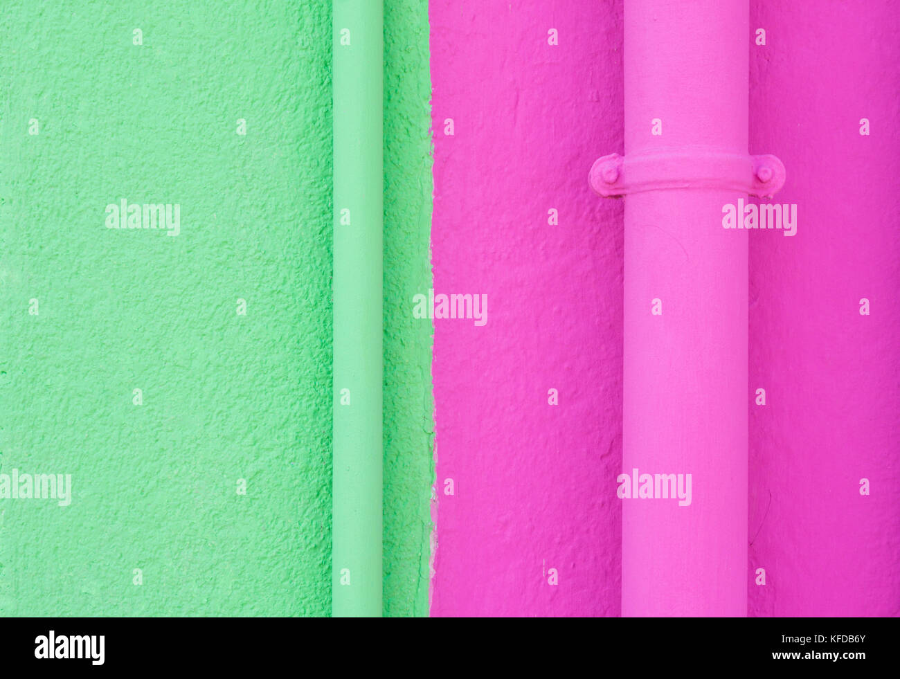 Hell gestrichene Wände grün und rosa gestrichenen Wänden und Abflussrohre Stockfoto
