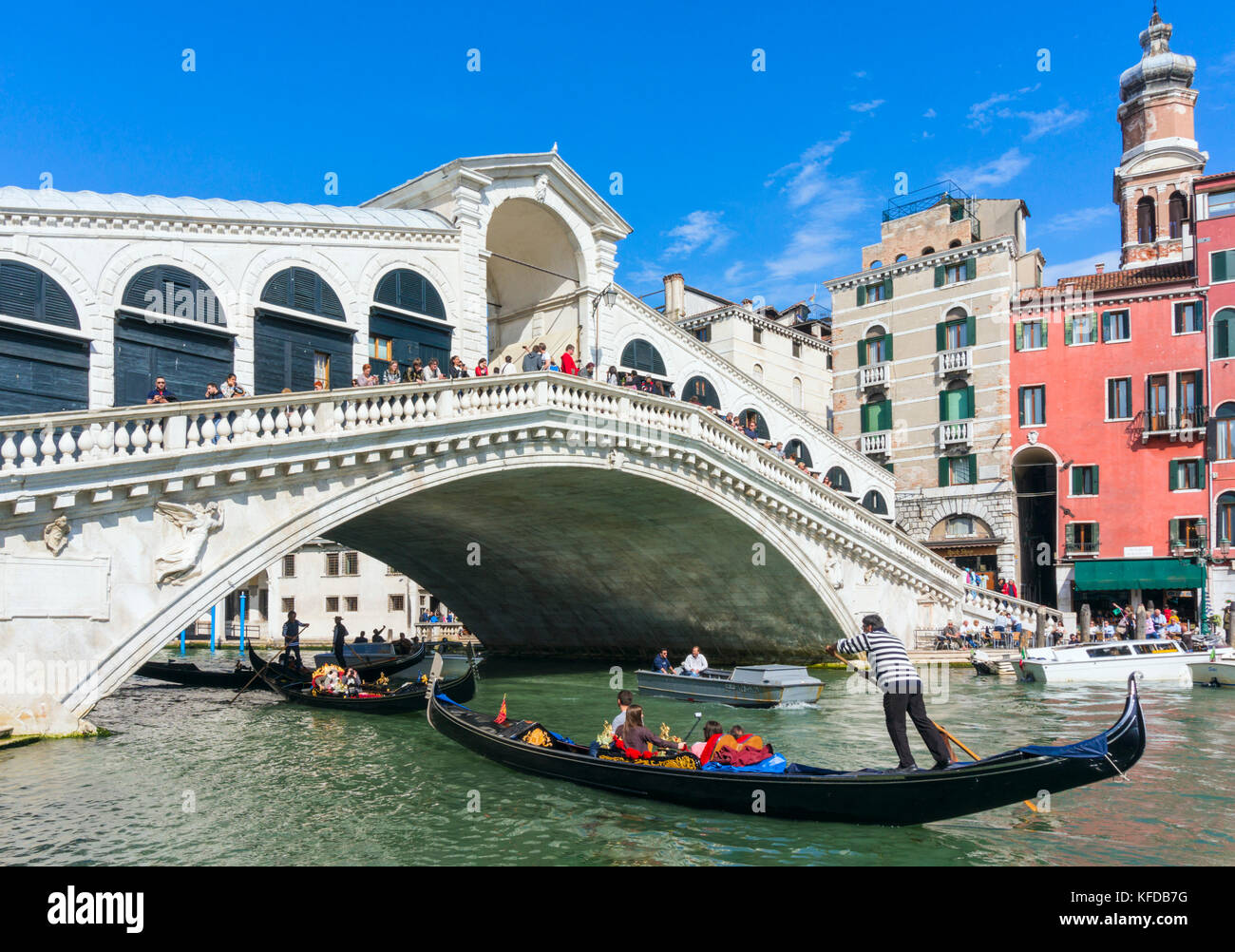 Rialto-brücke Venedig Italien Venedig Gondoliere mit Touristen in Gondeln unter die Rialto Brücke über den Canal Grande Venedig Italien EU-Europa Stockfoto