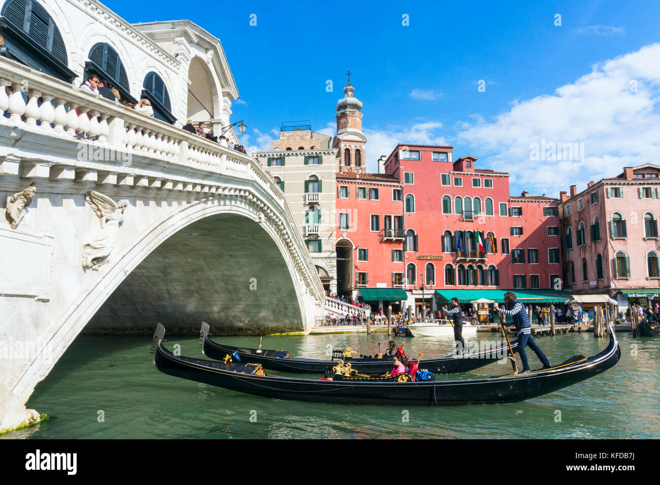 Venedig Italien Venedig Gondoliere mit Touristen in Gondeln unter die Rialto Brücke über den Canal Grande Venedig Italien EU-Europa Stockfoto