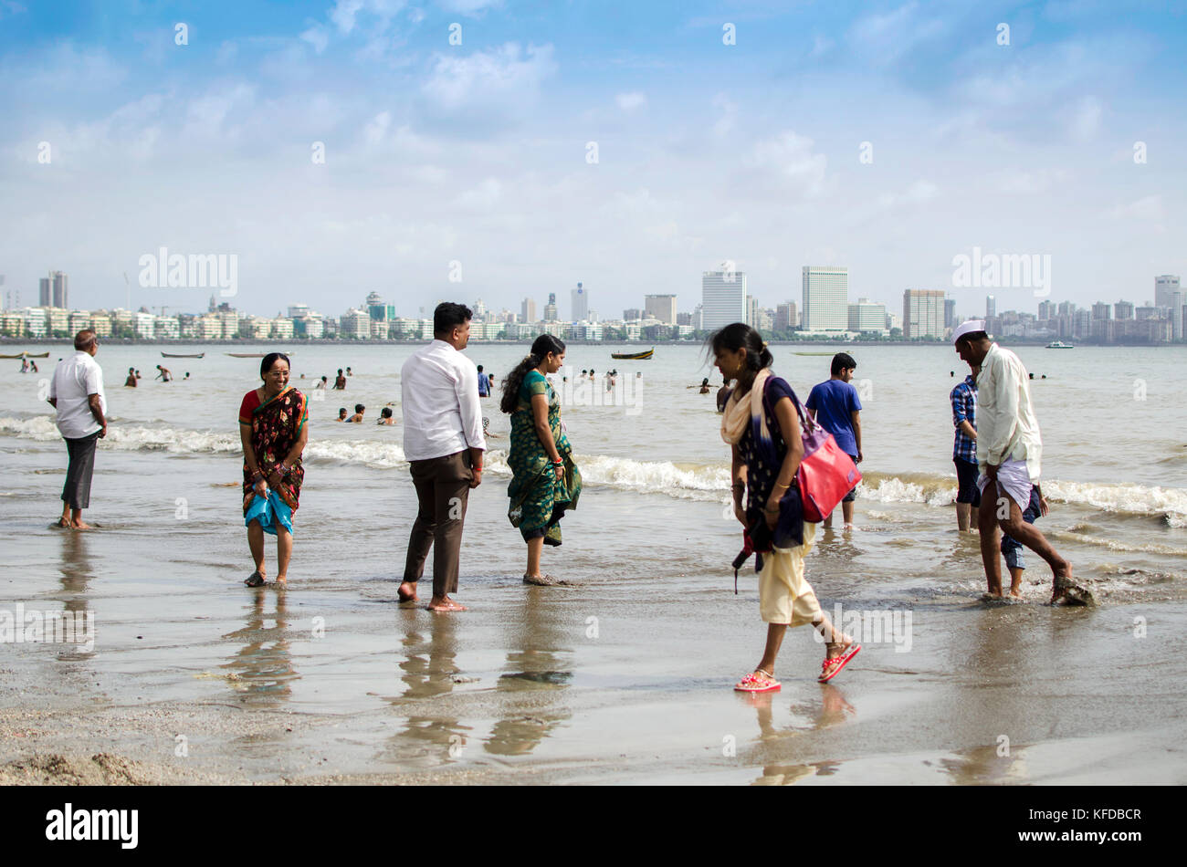 Menschen auf Girguam Chowpatty Beach in Mumbai, Indien Stockfoto