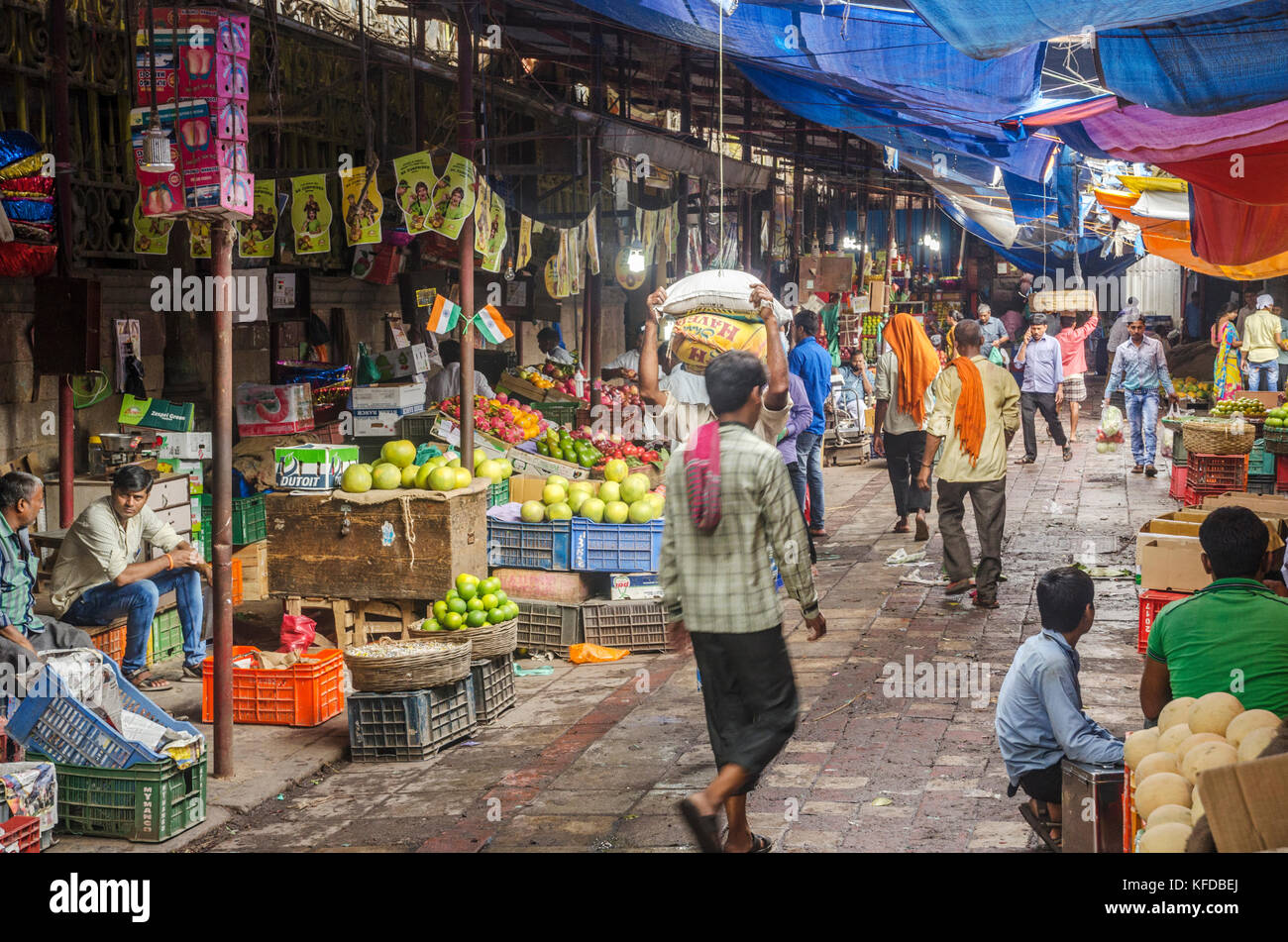 Die Leute an der Crawford Markt, Mumbai, Indien Stockfoto